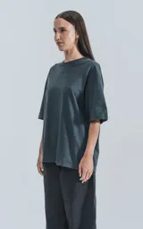 Remera de manga corta, corte crop y calce oversize, color gris oscuro (carbon) con cuello redondo.