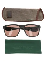 Lentes de sol RKF modelo Bellagio, de armazón rectangular color negro fabricado con redes de pesca recicladas, con cristales polarizados color marrón y protección UV.