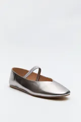 Balerina negra de cuero sintético con punta redondeada, escote en V y tira elástica sobre el empeine.