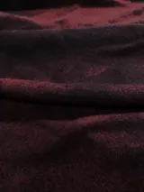 Almohadón cuadrado de lana color beige, con diseño geométrico en relieve. Relleno con funda de algodón, guata y restos textiles.