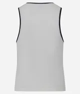 Musculosa de algodón rib, color blanco crudo, de corte regular y breteles anchos. Presenta un borde fino de color negro en el escote redondo y en las sisas.