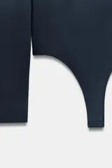 Body de manga larga con escote cuadrado, confeccionado en tejido elástico con cierre inferior mediante botones a presión.