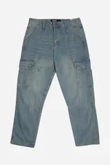 Jean cargo de tiro medio, color azul claro, con pasacinto y bolsillos laterales con solapa y botón. Presenta detalles de costuras horizontales en las rodillas y el ruedo.