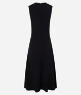 Vestido midi evasé de la marca Cortelle, confeccionado en bengalina de algodón con elastano. Presenta cuello redondo, diseño sin mangas con breteles anchos y cierre trasero mediante cremallera.