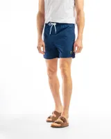 Short de baño negro de taslon de secado rápido, con moldería clásica, cintura elástica con cordón blanco para ajuste y un pequeño parche cuadrado con una letra 'F' en la parte inferior izquierda.