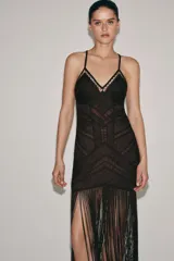 Vestido largo marrón de la ZW Collection de Zara, confeccionado con tejido de punto calado y diseño geométrico. Presenta escote en V, tirantes finos cruzados en la espalda y falda terminada en flecos largos.