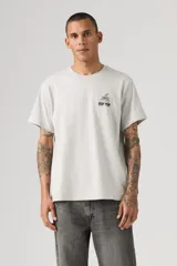 Remera gris melange de corte relaxed fit, con cuello redondo, mangas cortas y estampa pequeña en el pecho con motivo de taza de café y la inscripción "Beat Cafe".