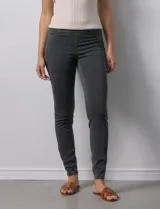 Jegging azul denim de calce ajustado, con pretina elastizada, bolsillos delanteros simulados y bolsillos traseros aplicados. Marca Zac & Rachel.