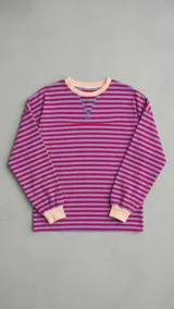 Buzo oversize de manga larga en algodón frisado, con diseño de rayas horizontales en color rosado y verde, cuello redondo y detalles en verde lima en cuello y puños.