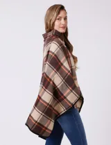 Capa de tejido cuadrille con diseño de cuadros en tonos marrón, beige y naranja. Presenta un cierre frontal con botón tipo trenca y bordes con ribete negro.