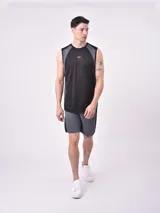 Musculosa deportiva negra con detalles en gris en los laterales y cuello.