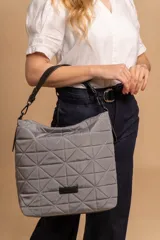 Cartera capitoneada color beige, con diseño geométrico y asa resistente. Amplia y cómoda, ideal para el uso diario.