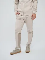 Pantalón jogger deportivo Umbro para hombre, de color negro, corte ajustado, con bolsillos laterales y cintura elástica con cordón ajustable.