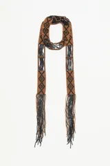 Collar largo tejido con canutillos de vidrio, con diseño geométrico en tonos negro y marrón/cobre. Presenta flecos largos en los extremos.