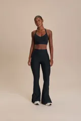 Calza deportiva acampanada color azul marino, tiro alto, con aberturas laterales en el ruedo y bolsillo interno en la cintura.