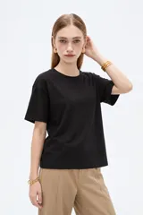 Remera de manga corta color negro, con cuello redondo y diseño holgado.