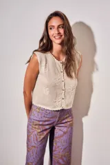 Chaleco de tejido de punto de algodón con diseño texturado de flores, escote redondo y cierre frontal con botones.