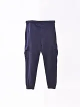Pantalón de jogging negro con bolsillos cargo laterales, cintura elástica ajustable con cordón y puños elásticos.