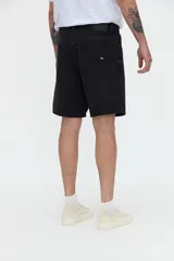 Bermuda de jean de corte relajado, con piernas holgadas, color negro desgastado.