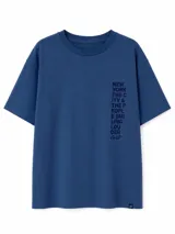 Remera azul marino de corte oversize, con mangas cortas y cuello redondo. Cuenta con un estampado tipográfico vertical en el pecho en tono más oscuro.
