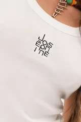 Musculosa blanca de rib 100% algodón con diseño ajustado y cuello redondo, que presenta un delicado bordado del logo JOSÉPHINE en el centro del pecho.