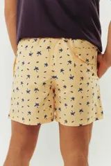 Short de baño azul con franjas horizontales en celeste y azul claro. Cuenta con cintura elástica ajustable con cordón, dos bolsillos laterales y uno trasero.