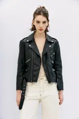 Campera estilo motociclista de cuero negro, con solapas anchas, cierres metálicos asimétricos en el frente, charreteras en los hombros y cinturón incorporado en la base.