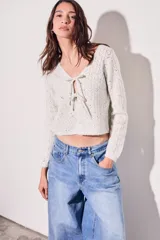 Cardigan de punto color gris melange con diseño calado y escote en V con lazos para atar al frente.