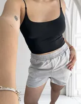 Short gris con efecto acid wash, cintura elastizada y corte holgado.