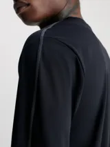 Remera negra de manga larga, corte slim y cuello redondo.