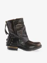 Bota corta de cuero bovino, estilo motociclista o biker, con efecto desgastado en tonos negro y gris. Presenta caña arrugada y detalles de tachas redondas en la parte trasera del tobillo. Cierre con cremallera lateral.