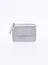 Billetera plateada con textura símil piel de cocodrilo, cierre de cremallera superior y solapa frontal con botón a presión.