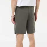 Bermudas de chándal color verde militar, confeccionadas en tejido de muletón ligero, con cintura elástica y ajuste estándar.