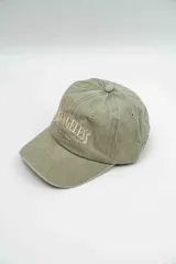 Gorra con visera de estilo clásico, color verde oliva con efecto desgastado y bordado frontal en color beige.