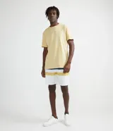 Bermuda de baño para hombre con diseño de rayas horizontales en azul marino, blanco y amarillo. Cuenta con cintura elástica con cordón ajustable y dos bolsillos laterales.