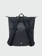 Mochila Longchamp modelo Le Pliage One, color bordó, con diseño minimalista, cierre superior y solapa frontal con botón a presión.