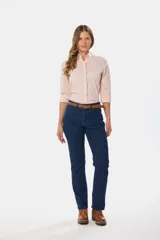 Pantalón de jean azul de tiro medio, corte recto y con presillas para cinturón.