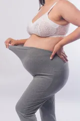 Pantalón de tiro alto diseñado para maternidad, confeccionado en tejido modal con cintura elástica.