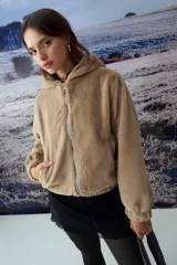 Chaqueta tipo teddy color negro, con capucha, cierre frontal metálico y puños tejidos.