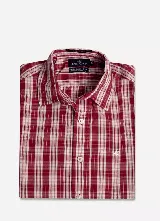 Camisa de manga corta Brooksfield con corte slim fit, confeccionada en tejido de algodón con spandex. Presenta un diseño a cuadros en tonos beige y azul marino, cierre frontal con botones y logo de la marca bordado en el pecho.