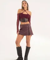 Minifalda marrón de cuero sintético con cordones laterales.