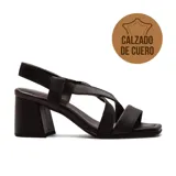 Sandalias de cuero negro con tiras cruzadas y talón descubierto. Taco cuadrado de altura media.