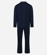 Pijama masculino de dos piezas en color azul marino. Incluye una camisa de manga larga con cuello en V, cierre frontal abotonado y detalles de costuras en contraste, junto con un pantalón de corte recto y cintura elástica.