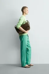 Camiseta de manga larga color verde lima, corte regular fit y cuello redondo. Presenta un bordado discreto en la espalda.