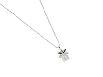 Collar plateado con dije de Baby Yoda, personaje de Star Wars. La cadena es de acero inoxidable y el dije tiene detalles en negro. Producto oficial de Disney.