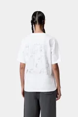 Remera de manga corta Carhartt confeccionada en jersey de algodón, con cuello redondo acanalado y corte holgado. Presenta un gráfico artístico estampado en el pecho.