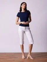 Remera color beige de tejido acanalado, con escote a la base y manga corta.