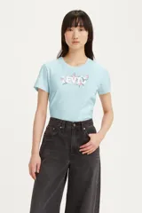 Remera de algodón color celeste con cuello redondo y mangas cortas. Presenta el logo de la marca estampado en el centro con un diseño floral decorativo.