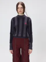 Sweater de punto con cuello polera, diseño a rayas verticales en tonos azules y logo bordado en color amarillo en el pecho. Presenta puños y ruedo ajustados.