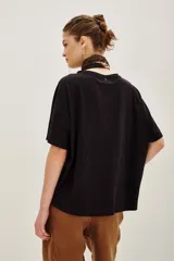 Remera de algodón color negro, con cuello redondo y mangas cortas. Presenta un estampado frontal con tres guitarras y la inscripción 'Rock Hard Forever' en color crema.